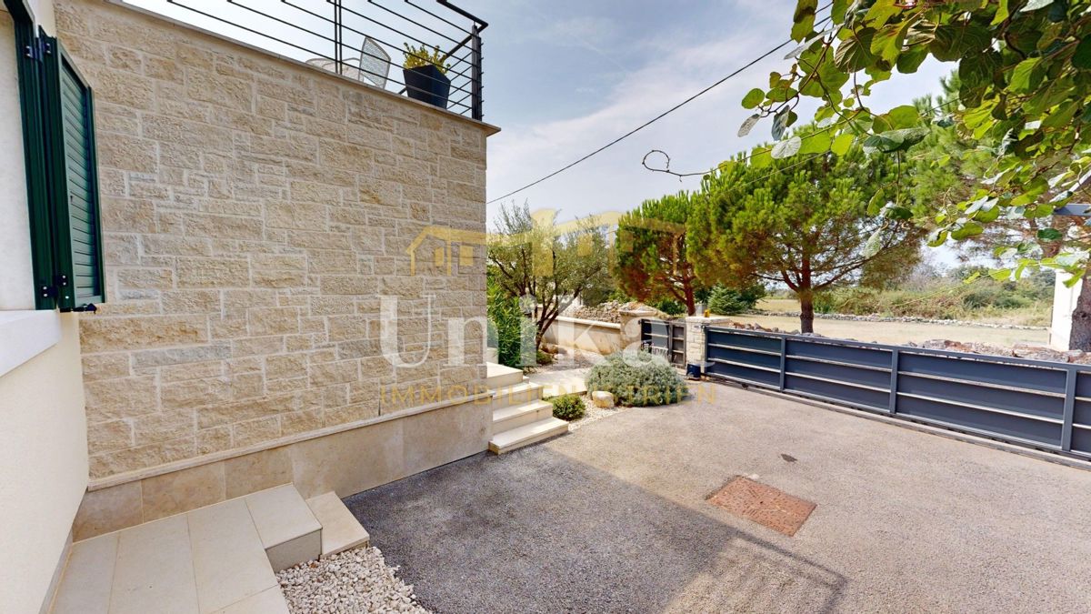 Čudovita dvojna hiša s bazenom